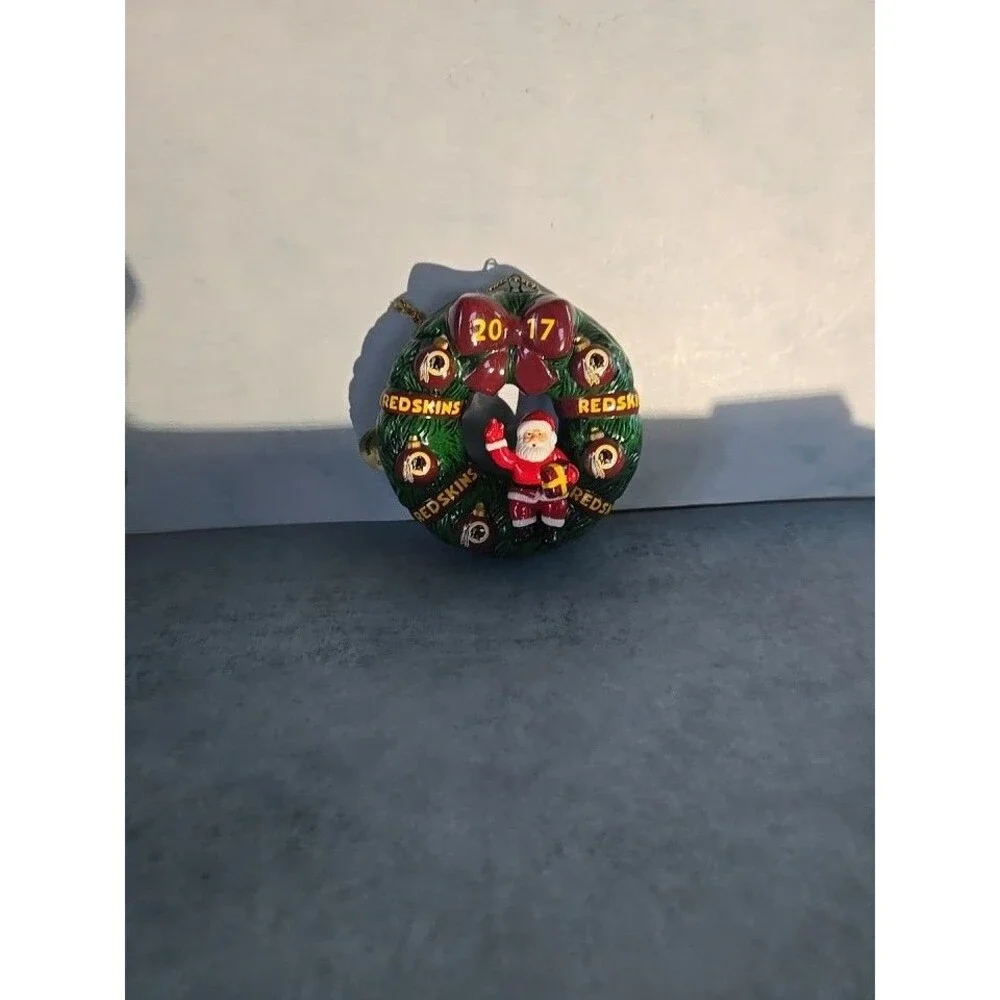 Danbury Mint Washington Redskins 2017 Christmas Wreath Ornament  (T-C)